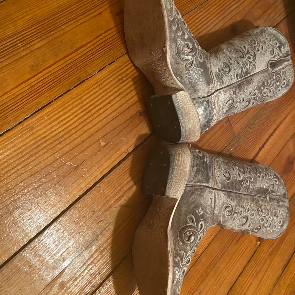 Boots - Picture 4 of 5